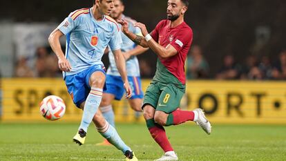 Pau Torres y Bruno Fernandes disputan un balón durante el enfrentamiento de Portugal y España en la UEFA Nations League en Braga (Portugal), este martes.