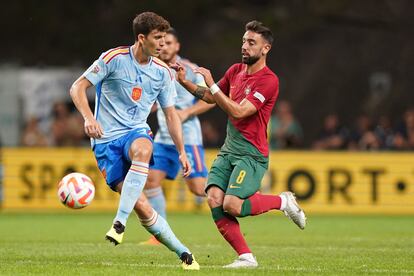 Pau Torres y Bruno Fernandes disputan un balón durante el enfrentamiento de Portugal y España en la UEFA Nations League en Braga (Portugal), este martes.