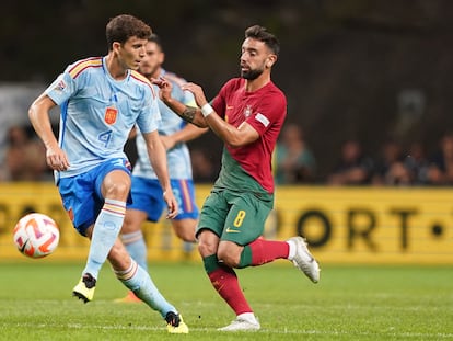 Pau Torres y Bruno Fernandes disputan un balón durante el enfrentamiento de Portugal y España en la UEFA Nations League en Braga (Portugal), este martes.