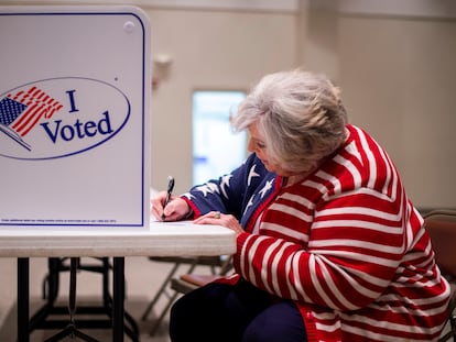 Carolyn Brown vota no condado de Campbell County, nas eleições da Virgínia na terça-feira.