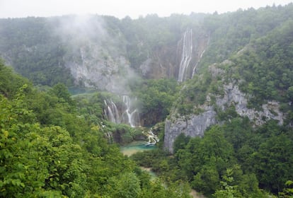 Vista del gran salto de agua Veliki Slap y las cascadas Sastavci, en el parque nacional de Plitvice, en Croacia.