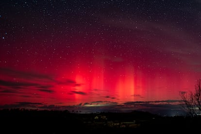 El viento solar es más fuerte en momentos cercanos a la máxima actividad solar, que se produce en ciclos de entre 10 y 12 años. El sol está aproximándose al pico de actividad de este ciclo, de acuerdo con las manchas solares observadas, que indican una gran actividad magnética, erupciones solares atmosféricas y eyecciones de masa coronal. La foto fue tomada desde el Observatorio Astronómico de Castelltallat, en Barcelona.