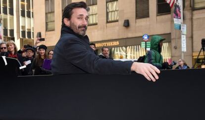 Jon Hamm, en el banco en honor a 'Mad Men' en Nueva York.