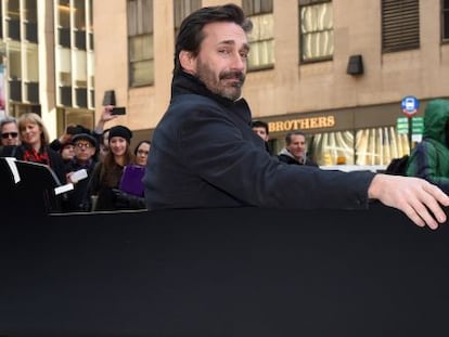 Jon Hamm, en el banco en honor a 'Mad Men' en Nueva York.