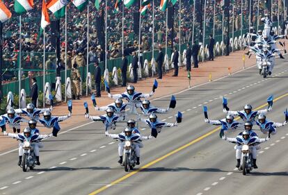 Los motociclistas del regimiento del Cuerpo de Señales del Ejército de la India participan en el desfile del Día de la República, en Nueva Delhi.