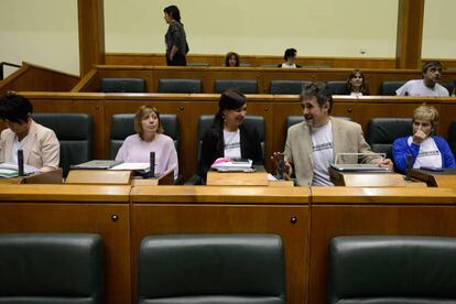 La bancada de EH Bildu en un pleno del Parlamento vasco.