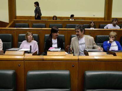 La bancada de EH Bildu en un pleno del Parlamento vasco.