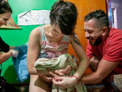 Una argentina recibe al bebé que acaba de dar a luz en su casa.