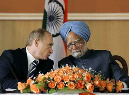 El primer ministro indio, Manmohan Singh (derecha), y el presidente ruso, Vladmir Putin, ayer en Nueva Delhi.