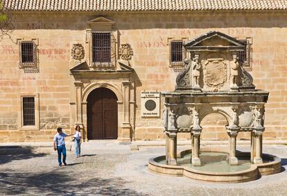 La fuente de Santa María, en la plaza del mismo nombre de Baeza (Andalucía).