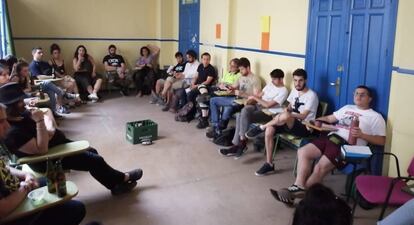 Los jóvenes se reúnen sentados en forma de asamblea, hablan por turnos y exponen sus casos. En medio, una caja de cervezas para compartir la conversación.