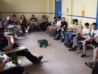 Los jóvenes se reúnen sentados en forma de asamblea, hablan por turnos y exponen sus casos. En medio, una caja de cervezas para compartir la conversación.