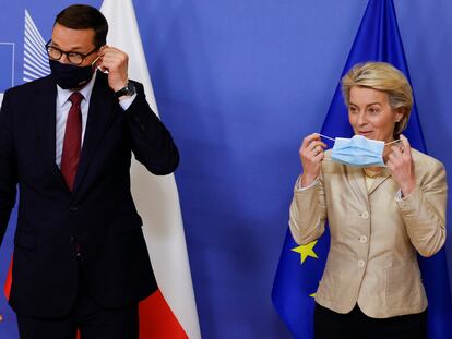 La presidenta de la Comisión Europea, Ursula von der Leyen, y el primer ministro de Polonia, Mateusz Morawiecki, en un encuentro bilateral en Bruselas el pasado martes.