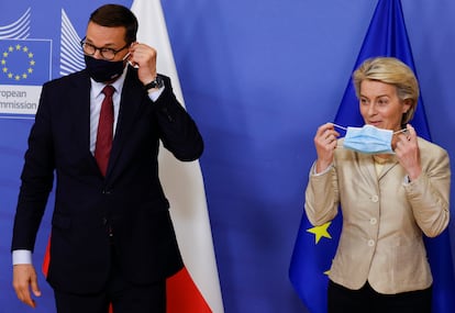 La presidenta de la Comisión Europea, Ursula von der Leyen, y el primer ministro de Polonia, Mateusz Morawiecki