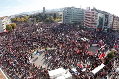 Manifestación central convocada por los tres sindicatos mayoritarios, UGT CC OO y CIG , en Vigo, en la jornada de huelga general en el país.