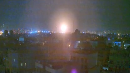 Una cámara de seguridad capta dos explosiones en Teherán durante el ataque de Israel contra Irán