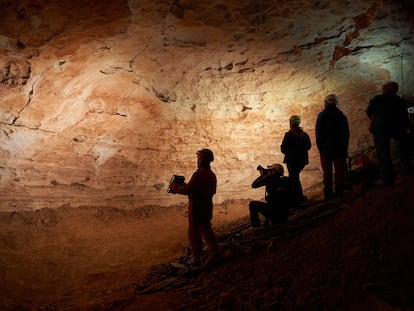 Investigadores del Instituto Catalán de Paleoecología Humana y Evolución Social (IPHES) ante las pinturas rupestres prehistóricos de la Cueva de la Villa.