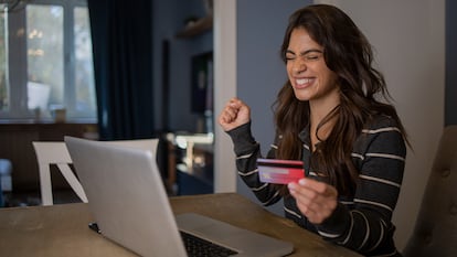 Una chica comprando en Amazon a través de su ordenador en casa.