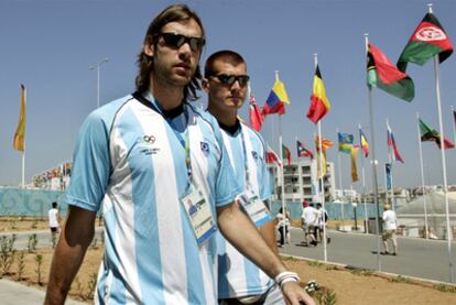 Fabricio Oberto (izquierda) y Ruben Wolkowyski, con la selección argentina durante los Juegos Olímpicos de Atenas (2004).