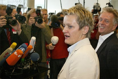 La ministra de Agricultura alemana, Renate Kuenast, anuncia su renuncia junto al ex jefe de su partido Fritz Kuhn.