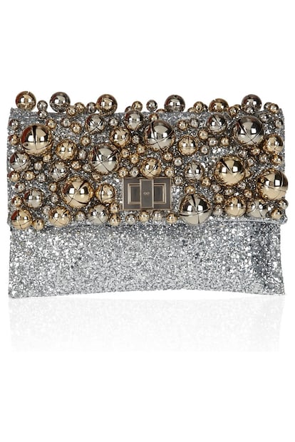 Cartera glitter plateada con perlas doradas incrustadas. Es de Anya Hindmarch (1.050 euros).