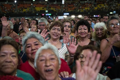 Cientos adultos mayores en un evento del Instituto Nacional de Personas Adultas Mayores en el Palacio de los Deportes, en 2017.