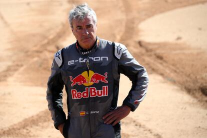 Carlos Sainz después de un accidente durante la sexta etapa del Rally Dakar