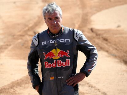 Carlos Sainz después de un accidente durante la sexta etapa del Rally Dakar