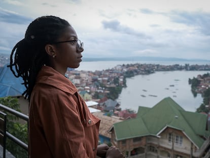 La 'slameuse' Patricia Kamoso, de 20 años, observa el lago Kivu desde Bukavu.