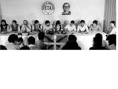 Los líderes de ETApm comparecen por primera vez sin capuchas y anuncian su disolución el 30 de septiembre de 1982 en Biarritz (Francia).