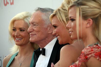 Playboy, célebre por el "conejito" que la representa, nació como un desafío a los conservadores códigos morales que regían en EEUU en ese entonces. En la imagen, Hugh Hefner junto a Holly Madison (izquierda), Bridget Marquardt (centro) y Kendra Wilkinson (derecha) en la entrega del premio AFI Life Achievement Award a Al Pacino en el teatro Kodak de Los Ángeles.