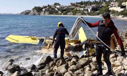 Restos de la avioneta caída en Coveta Fumà.