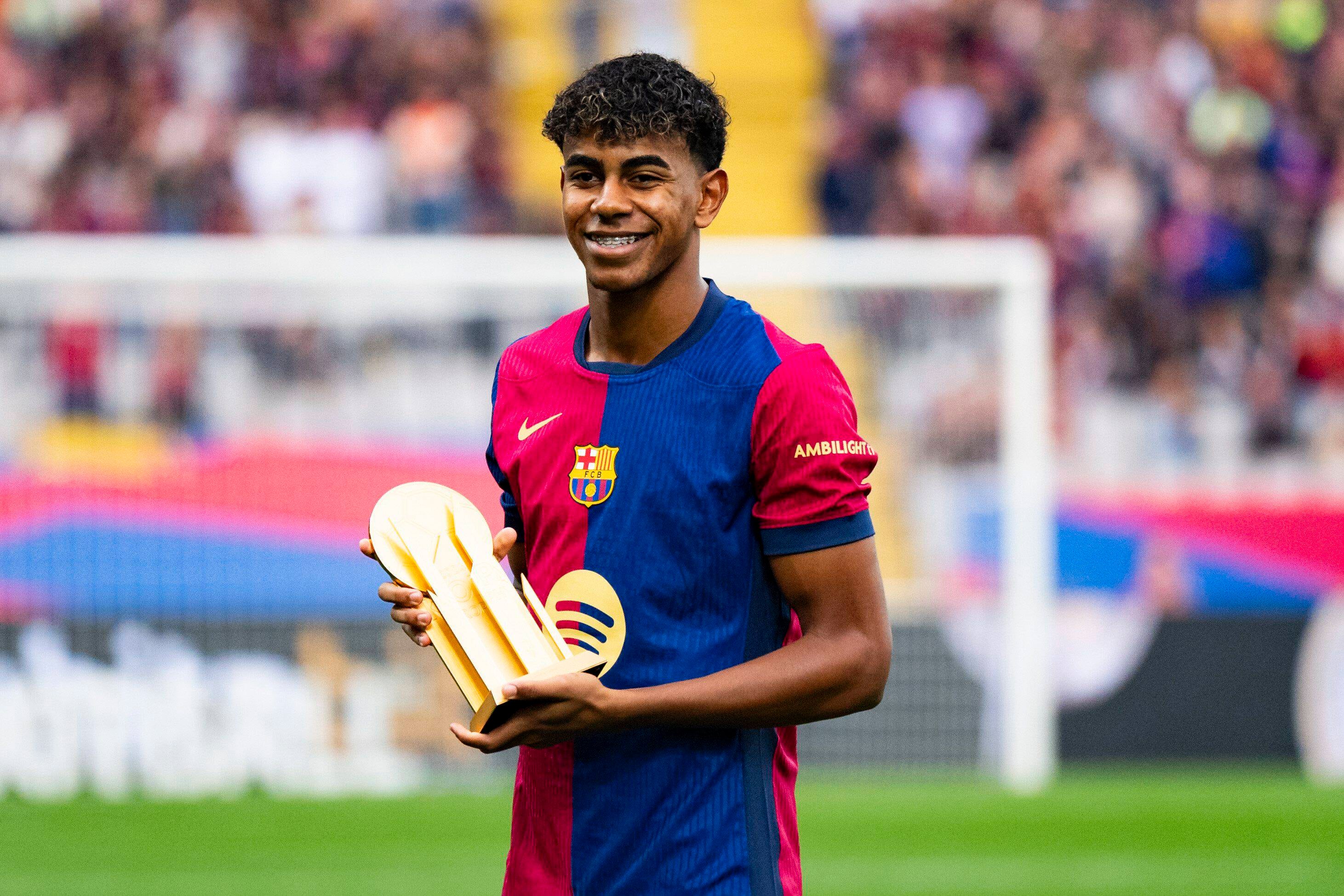 De Kate Middleton a Lamine Yamal: estas son las 10 personas más buscadas del año en Google 8 Lamine Yamal muestra el trofeo Kopa durante un partido del Barça contra el RCD Espanyol, en Barcelona, el 3 de noviembre de 2024.