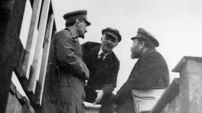 De izquierda a derecha, Trotski, Lenin y Laménev, durante un mitin en Moscú el 5 de mayo de 1920.