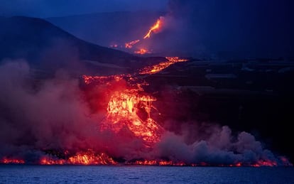 La colada de lava proveniente del volcán de La Palma se precipita por acantilado de 100 metros, este miércoles.