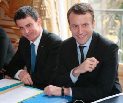 El primer ministro franc&eacute;s, Manuel Valls, y el ministro de Econom&iacute;a, Emmanuel Macron, en su reuni&oacute;n de hoy con los sindicatos.  