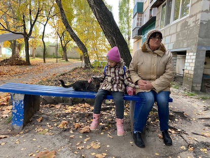Polina, de cinco años, junto a su abuela Ludmila, con la que vive tras la muerte de sus padres en un ataque cuando trataban de escapar de la guerra en Járkov a finales de septiembre.