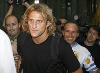 El delantero uruguayo Diego Forlán  a su llegada a Madrid después de disputar la Copa América para llevar a cabo el reconocimiento médico en su nuevo club, el Atlético de Madrid