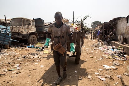 En Freetown, la capital de Sierra Leona, no hay servicio de recogida de basuras.