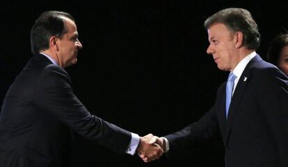 Santos y Zuluaga se saludan antes del debate.