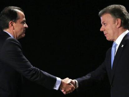 Santos e Zuluaga se cumprimentam antes do debate.