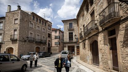 Dos mujeres pasean en por la Plaça Major de Solivella (Tarragona).