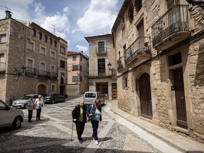 Dos mujeres pasean en por la Plaça Major de Solivella (Tarragona).