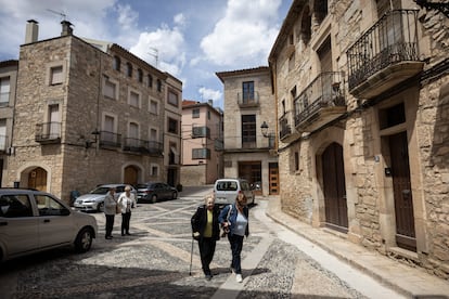 Dos mujeres pasean en por la Plaça Major de Solivella (Tarragona).