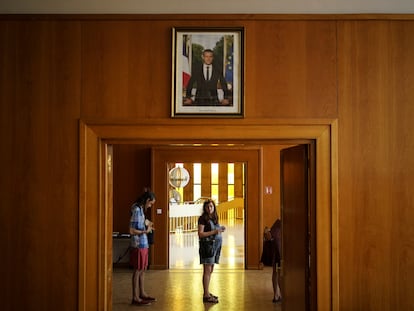 Votantes hacían cola en un colegio electoral de la ciudad francesa de Lyon, en la primera vuelta de las elecciones legislativas francesas el pasado día 12.