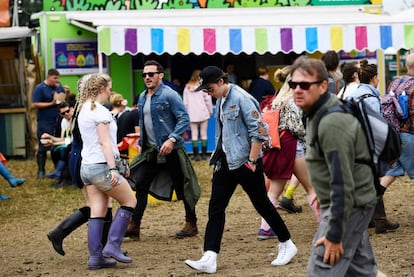 El hijo de David Beckham, Brooklyn (18 años), gorra negra y zapatillas blancas, yendo a por un kebab en el festival.