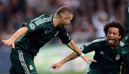 Karim Benzema celebra su gol con marcelo.