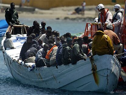 Un segundo cayuco llega hoy al puerto de Los Cristianos con 63 inmigrantes a bordo.