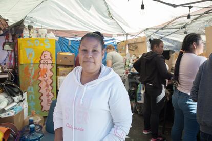 Paula García Gómez, de 45 años, es la mayor del grupo de mujeres voluntarias en la cocina de El Chaparral. Llegó al campamento huyendo de su hogar en Michoacán, uno de los territorios bajo el control de los peligrosos cárteles en México.