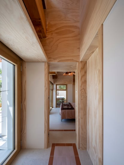 En el interior de la casa se ha optado por materiales naturales, en particular la madera. 